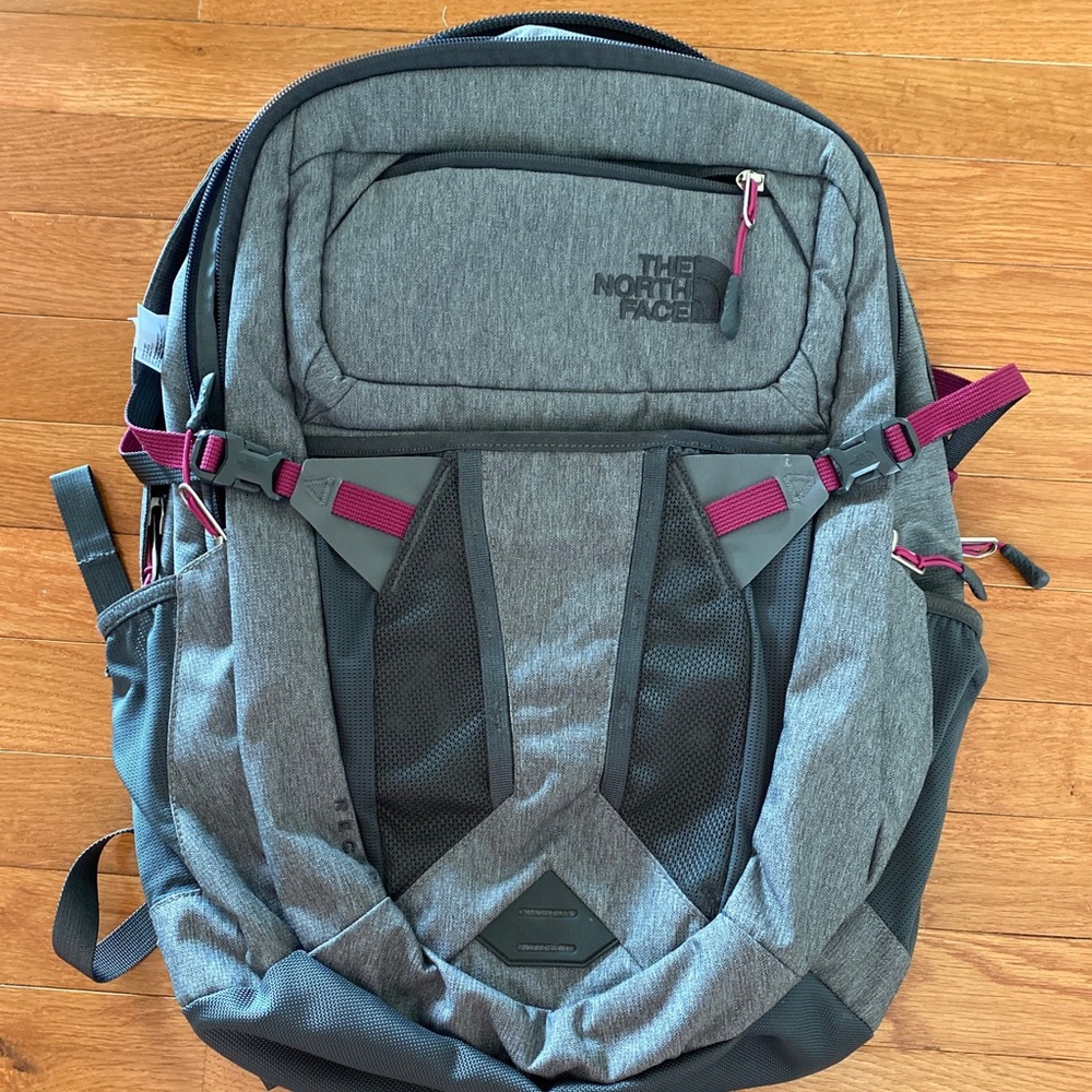 North Face Recon backpack like new! Rare color dark gray and pink